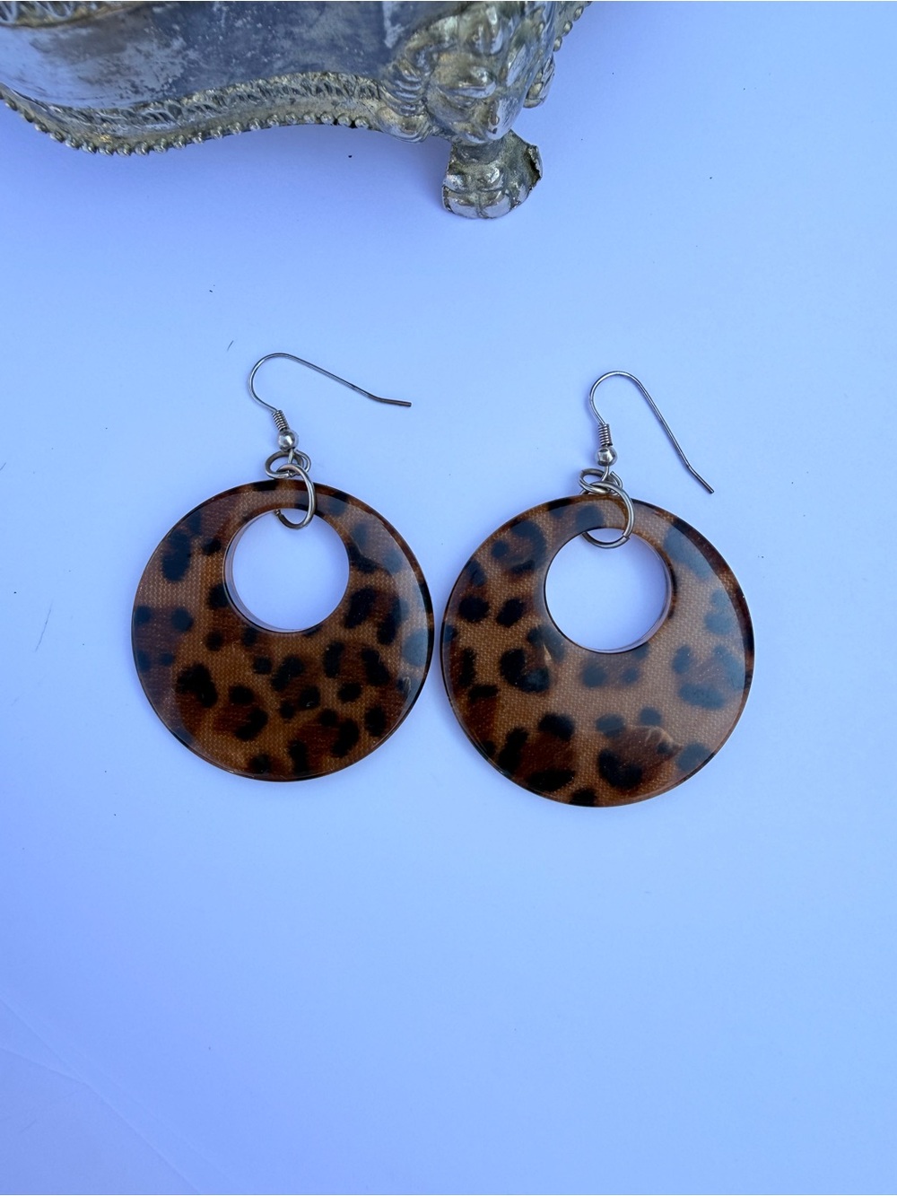Contemporary leopard print resin hoop earrings.